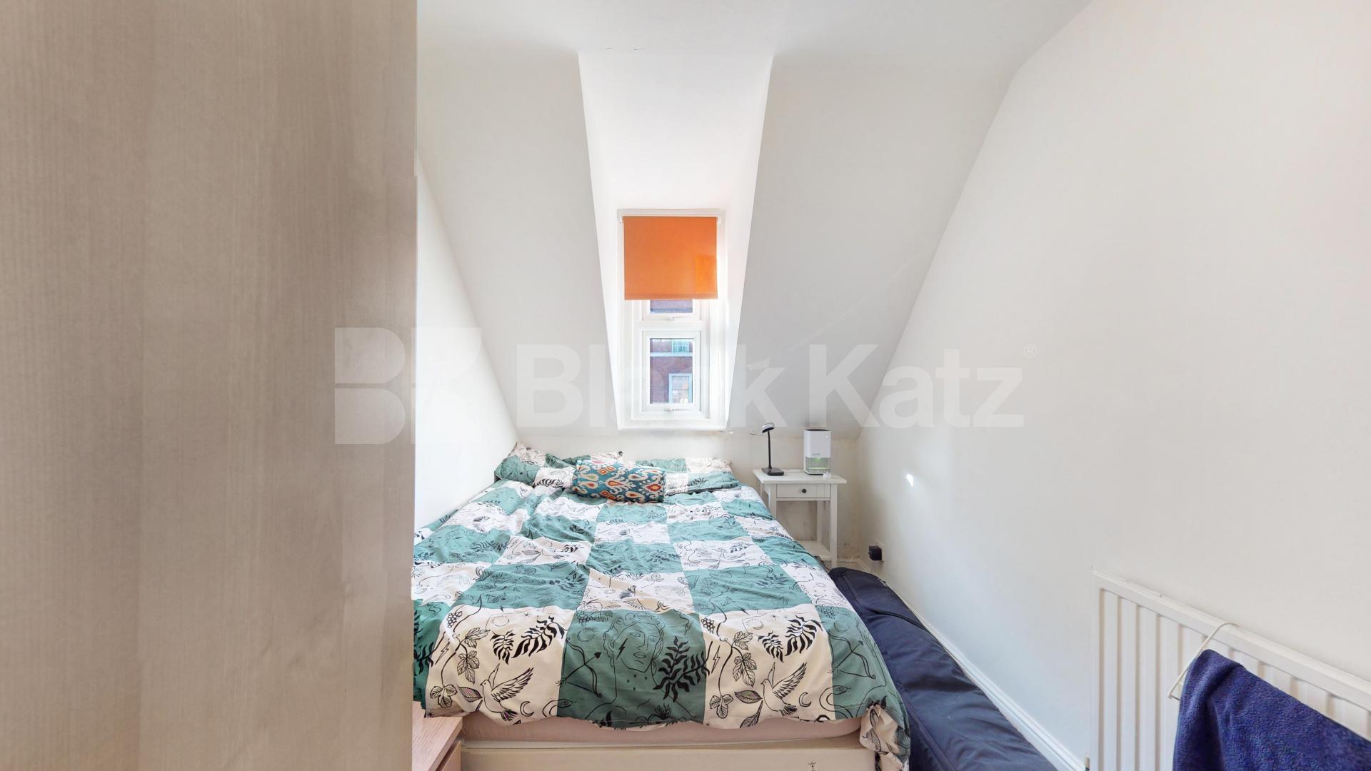 Lovely two bed set within a period house close to Tube & Shops Finchley Road, Finchley Road / Swiss Cottage